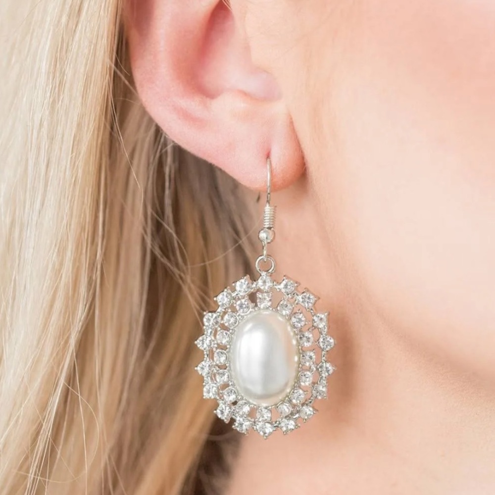 NWT Mega Movie Star White Earrings(Last One)